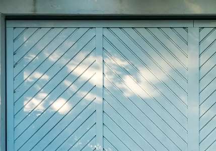 Porte de garage moderne installée par DB Assistance